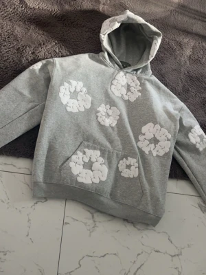 Grå hoodie med vita molntryck - Säljer Denim Tears The Cotton Wreath Hoodie Grey 