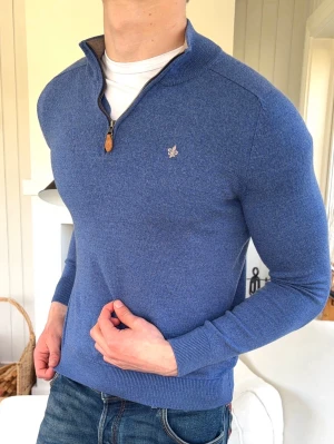 Morris halfzip  - Medium modellen är 182 cm och 72 kg