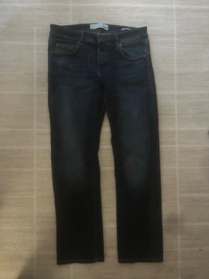 Vintage esprit denim jeans - Säljer ett par mörkblå esprit denim jeans, i baggy passform. Jeansen har subtila slitningar och kontrastsömmar för en snygg look. Perfekta till sneakers eller boots och passar till många olika stilar.