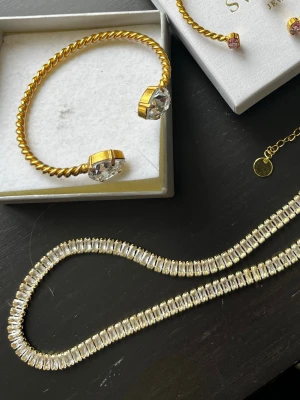 Caroline svedbom armband - Caroline Svedbom armband i största modellen, halsband ioakuu. Båda i gult med vita stenar. Box tillkommer. Båda för 650