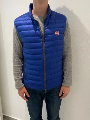 Colmar dunväst  - Colmar dunväst || Storlek M (50) || Västen är i bra skick (se bilder) || Tveka inte på att höra av dig vid frågor eller funderingar 