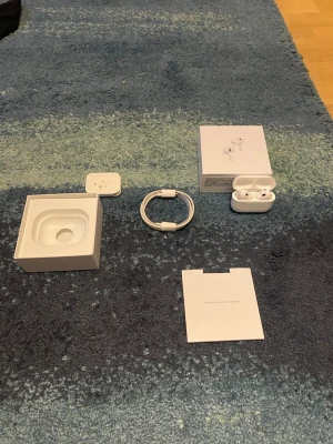 AirPods Pro 2  - ✨AirPods Pro 2 i bra skick, använda sparsamt under tiden jag har haft dem, brusreduceringen är det enda som inte funkar exakt lika bra som när dem va nya därav priset. Annars är dem perfekta! Allt original ingår. Skriv om du har frågor✨