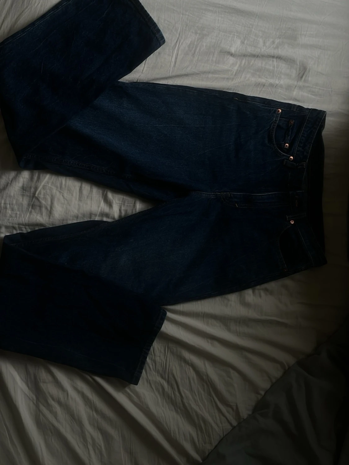 Mörkblå raka jeans från Weekday