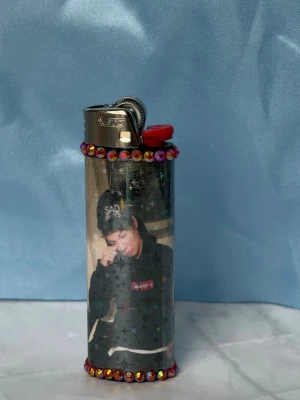 BLADEE//SADFACE - lighter - ⭐️1st Refillable BIC MAXI LIGHTER med wrap & rhinestones ⭐️ ✨🤍 FREEBIES (godis & random stickers) ingår i alla beställningar över 70kr 🤍