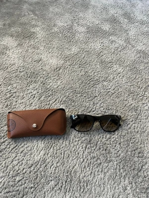Ray ban boyfriend solglasögon  - Säljer ett par Ray ban boyfriend solglasögon med leopard mönster och allt på bilderna ingår. Skick 8/10 finns små märken nypris 1800kr säljs 899kr! Vid minsta fundering bara att höra av sig! 