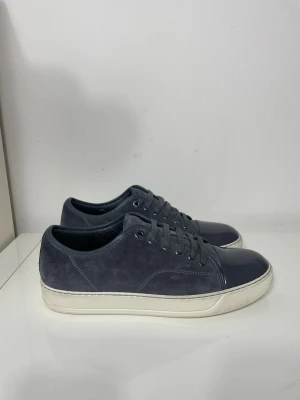 Grå Lanvin Cap toe  - Säljer nu dessa Grå Lanvin Cap toe som är i väldigt bra skick, uk 8 som motsvarar storlek 42 men passar 43, skriv för fler bilder/frågor🙌🏼