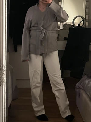 Vita midwaist jeans från Pull & Bear i rak passform  - Benvita jeans från pull and bear köpte nyligen och är i nytt skick, finns inga defekter eller så, använda vid 3 gånger. 
