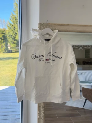 Vit hoodie  - Stoflek M. Skickas inom 24h. Se liknande plagg i min profil! 