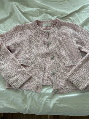 Ljusrosa kofta - Supersöt ljusrosa kofta från hm i storlek 146-152🤩