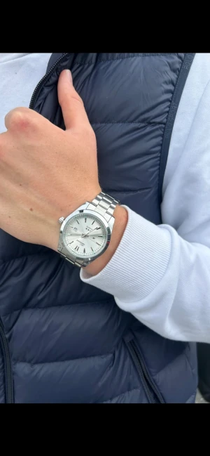 Silverfärgad klocka från Doventi  - 🌟 Doventi - Helt ny och oanvänd klocka i toppskick! 🌟 🎁 Levereras komplett med originalbox. ✨ Perfekt skick, garanterat utan defekter. ⚙️ justering för optimal passform. 🚀 Snabb leverans samma dag – direkt till dig! Så
