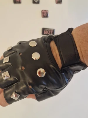 Handskar punk nitar - Handskar punk nitar. Bredd 10 cm. Längd 14 cm. PU läder.