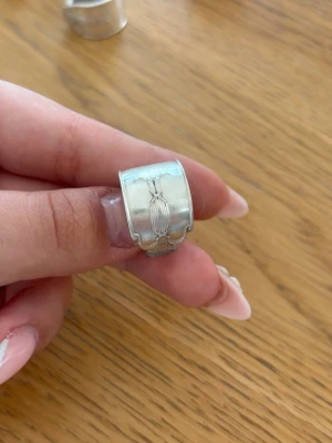 Bred silverring  - Handgjord ring i silver, skapad av återvunna gamla bestick. Varje ring är unik med sin egen form och karaktär. Tidlös, slitstark och perfekt som en personlig detalj till vardags.🩶 