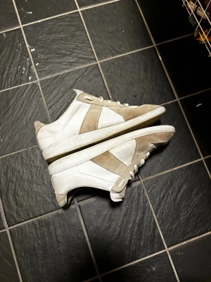 Maison margiela full wite  - Ett par hel vita skor från Maison margiela köpta från stock X. Jag är sugen på att köpa ett par andra skor där av så säljer jag dessa. Box ingår ej 