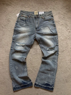 Gallery Jeans  - Säljer ett par fräscha Gallery Jeans i storlek 34, passar folk som är 185-195, eller om man gillar oversize funkar det för 175-185 också. För mer bilder eller frågor är det bara att skriva !