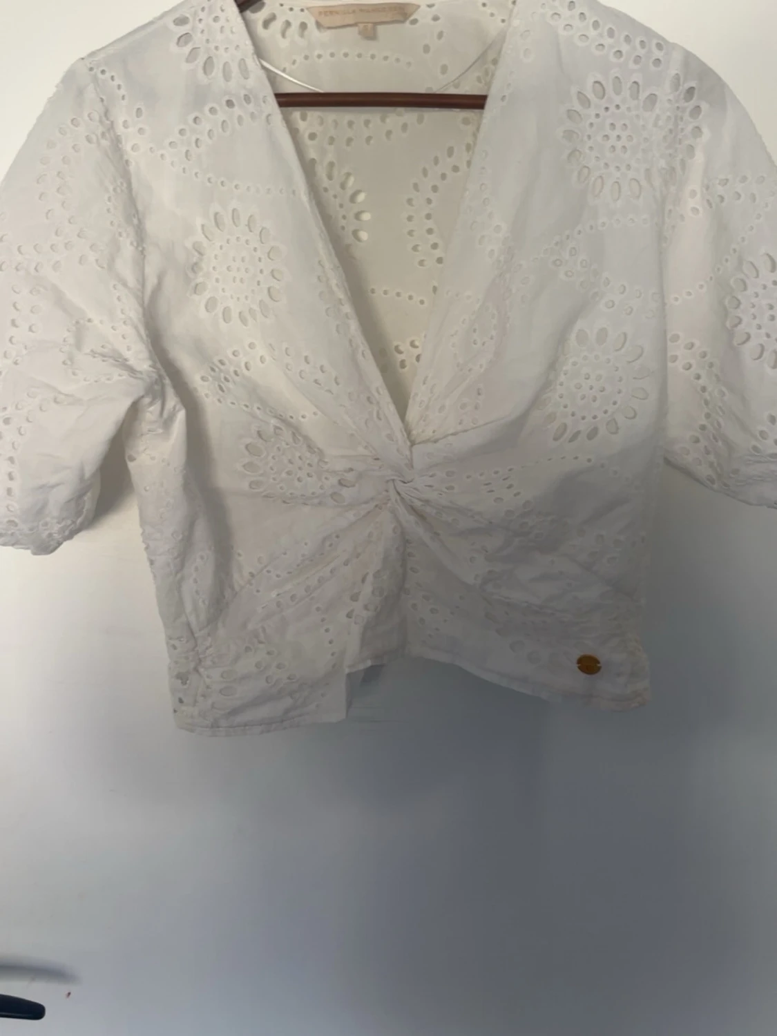 Vit broderad blus med puffärm - 1