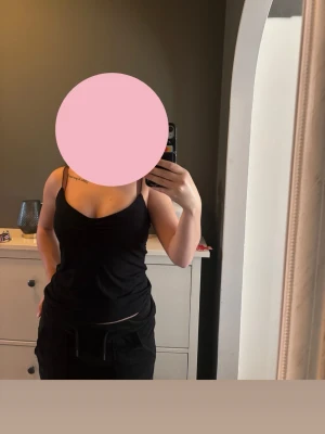 Svart linnetopp från Zara Basics - Säljer en svart linnetopp från Zara Basics i storlek L men känns mer som en M. Toppen har smala axelband och en enkel, stilren design som passar perfekt till många olika outfits. Tillverkad i mjukt material som känns skönt mot huden.
