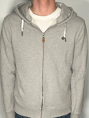 Morris zip hoodie - Säljer en riktigt snygg och trendig Morris ziphoodie i fint skick, storlek M men sitter som S, vid frågor är det bara att skriva //Gramenti