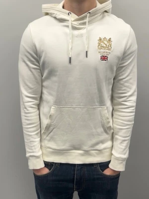 Morris hoodie  - Små fläckar på ärmarna och en väldigt liten på ryggen, annars är den fint skick. Modellen är 185 cm lång och väger ca 78 kg