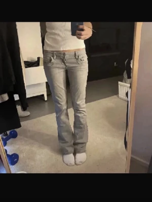 Ltb Bootcut lågmidjade jeans grå - Säljer ett par snygga bootcut jeans i grå tvätt med låg midja. Slutsålda och jag har aldrig använt❣️                              Pris kan diskuteras 