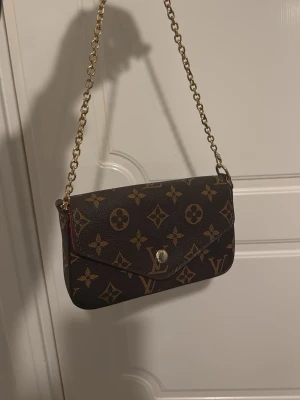 Brun väska - Säljer denna väska då jag inte har någon användning. Den är brun och är i bra skick. 