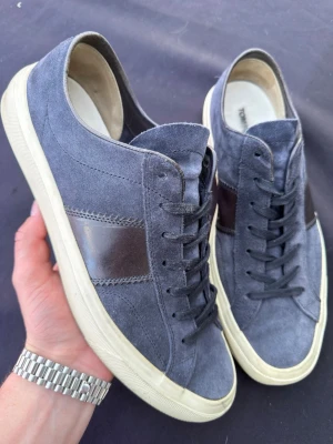 Tom ford skor mörkblå  - Säljer dessa sjukt feta mörkblå tom ford skor, sjukt sällsynt och snygg färg. Size us11 som motsvarar 43-44! Skick 9,5/10 nyskick använda få gånger. Nypris 10.000kr. Hör av dig vid minsta fundering 💯