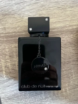 Armar Club De Nuit Intense Man 100ml - En stark, maskulin och unik parfym som kommer att göra dig till rummets mest intressanta. Med en stark öppning så torkar den sedan ner och blir lite mörkt fräschare samt med noter av trä. PERFEKT för dig som letar efter en unik sommardoft, och vill var ”main focus” på festen, grillkvällen, dejten, passar allt! Ca 80/100ml kvar i flaskan.