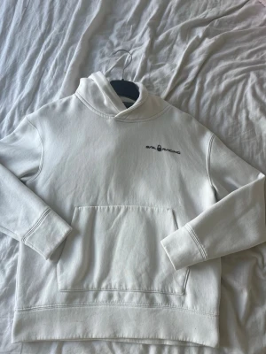 Vit hoodie från Sail Racing - Snygg vit hoodie från Sail Racing i väldigt bra skick.. Storlek 160 men passsr mig som brukar ha S i hoodies. Perfekt för en clean och stilren look.
