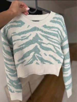 Tröja - Mönstrad grön tröja från Shein i storlek 36