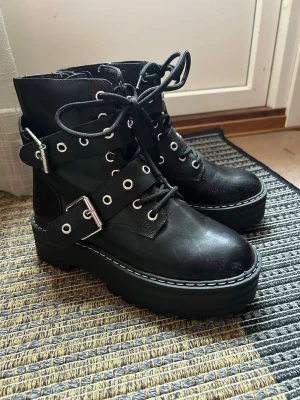 Svarta boots  - Snygga svarta boots i storlek 37. Köpte dem på Vinted, endast provade, säljer då de är lite för små för mig. 