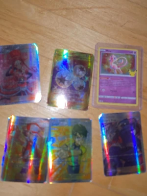 Säljer några poke traners tveka inte om du har frågor, kan även sänka till ett bra pris - Säljer Pokémon tranier kort och en mew med en bra platsficka på så den har inte så många repor skicka till mig om du vill köpa så kan vi diskutera pris eller om du bara vill köpa några