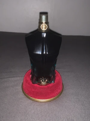 Jean Paul Gaultier Le Beau Le Parfum 50ml left  - Min ex fuska på mig men innan de fick jag den här perfymen. Den är äkta o det är ungefär 60ml kvar av den.