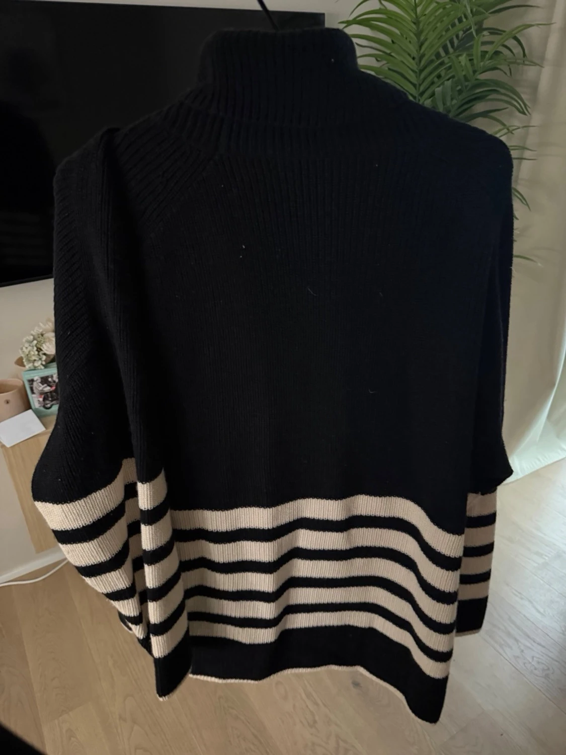 Randig stickad polotröja från COS - 2