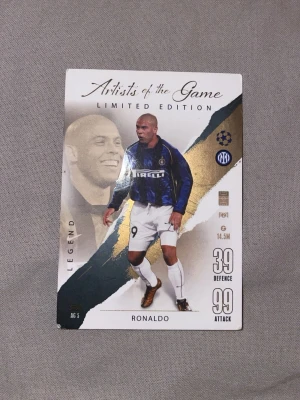 Limited Edition fotbollskort Ronaldo - Säljer ett Limited Edition fotbollskort med Ronaldo från Inter. Kortet har svart, blå och guld design med texten 'Artists of the Game' och visar Ronaldo i matchställ. Kortet har stats som 39 Defence och 99 Attack samt Champions League-logga.