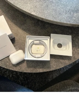 Apple AirPods Pro 2 - Säljer ett par  Apple AirPods Pro 2gen med trådlöst laddningsetui. Helt nya 