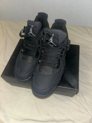 Jordan 4 Black Cat 42 helt ny - först till kvarn bara, beställ så skickar jag asap. Kör på 😎. skriv vid fler frågor
