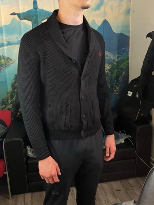 Ralph lauren cardigan  - Super skön Ralph lauren cardigan nu när de börjar bli lite för varmt för jacka! | Skick; 10/10 | Strl; M, modellen på bilden är 180cm! | Pris kan diskuteras vid en snabb och smidig affär! /Mvh Nitro 🦖