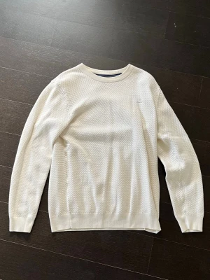 GANT Stickad Tröja - En krämvit stickad vintage tröja från GANT. Jätteskön att ha, säljer för att jag inte kan ha den längre.