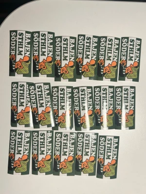 Fräscha bajen klibbor  - Tvär feta Bajen klibbor i mycket hög kvalitet. Klibborna är i liten storlek och kan sättas upp varsomhelst. Perfekt för en supporter eller för att själv resella eftersom det är gratis frakt!                        De klibborna på bilden är de klibborna som ingår!