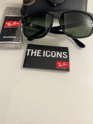 Rayban boyfriend - Ray-Ban solglasögon med klassisk svart båge och mörka glas. Modellen har en tidlös fyrkantig form och kommer med originalfodral och putsduk. Perfekt för dig som vill ha en ikonisk och stilren look.