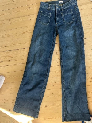 Mid waist pocket jeans - Sköna jeans från Nelly! Har sytt upp dom så dom passar mig som är 162 cm🥰 Säljer dom för 300 kr för dom kostar 700 ny