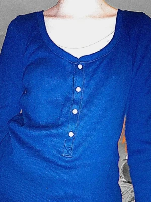 Vintage Y2K henley - Rätt tunn i materialet, men i gott skick. Skriv vid frågor❤️