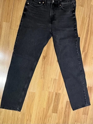 Svarta relaxed fit jeans från H&M - Säljer ett par svarta jeans från H&M med relaxed fit och klassisk femficksdesign. Jeansen har raka ben och är tillverkade i ett slitstarkt denim-material. Perfekta för dig som gillar en avslappnad och trendig look. MVH ✌️