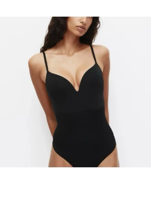 Svart body från h&m - Säljer denna svarta skims dupe bodyn ifrån h&m då den vad för stor för mig i kuporna🥲 den är i helt nyskick och endast provad en gång! Storlek M🩷