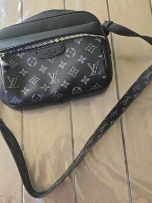 L*V väska - Snygg svart L*V väska med monogram. 