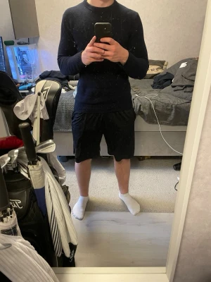 Mörkblå John Henric sweatshirt Kashmir  - Mörkblå John Henric 100 kashmir tröja i stolk M. Tröjan är i grymt bra skick och ny pris ligger öl runt 1600 kr , mitt pris 850 kr! Hör av dig vid frågor eller funderingar! 