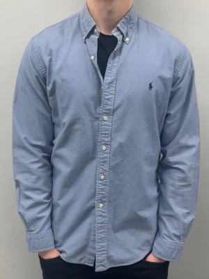 Ralph Lauren skjorta - Fint skick inga defekter, storlek L slimfit | modellen är 185 cm lång och väger ca 78 kg