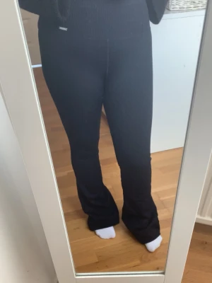 Svarta flared Träningstights Amin - Säjer då dem är för långa för mig som är 155 cm. Endast använt inomhus en gång därav ingen prislapp kvar💕