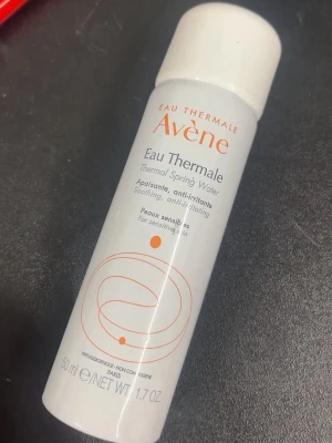 Avène Thermale Mist/spring water  - Detta är en produkt som är till för om du bränt dig. Du sprutar på denna där du bränt dig och så svalkar det och ska göra det lugnande. Har själv aldrig testat men den är till för det så väldigt smidigt! Magi, bara hört positivt kring denna🎉stor flaska är den även!⭐️🤩denna strålar ut & är annorlunda så väldigt kul men såg den ska vara hyfsat dyr ny så bra pris från mig. Om ni inte vill köpa så behåller jag den själv😍👀blir förvånad då! Men 😍😍 ingen speciell doft på den som de verkar även! 