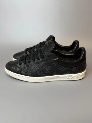 Louis Vuitton Skor - ‼️VI TAR EJ BYTEN‼️ Louis Vuitton ”Luxembourg” sneaker | Skick: 8,5/10 | Storlek (7) motsvarar 41-42 EU | Tillkommer box vid köp! | Fraktar inom 24H efter köp på köparens bekostnad 📦💨 | Hör av dig vid minsta fråga eller fundering 💭 