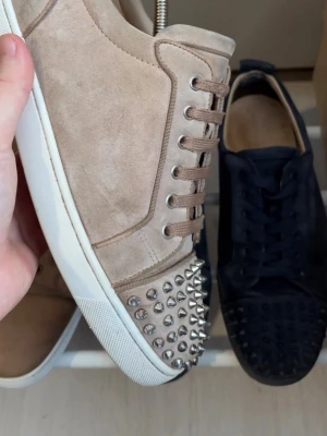 Christian Louboutin  - Sjukt feta Loubs i storlek 43 och ovanlig beige färg med silver nitar perfekta till sommaren☀️🏖️ Skorna kommer med all og vissa nitar är lite nötta på silvret men tänker man ej på hälarna är också lite slitna och de hårda i hälen är lite halv dåligt men inge problem alls🤩✅
